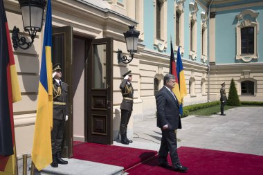 Kiev, Ukrayna - 29 Mayıs 2018: Ukrayna Poroshenko Başkan ve Federal Başkan, Federal Cumhuriyeti ile Almanya Frank-Walter Steinmeier resmi karşılama töreni Mariinsky Palace yakınındaki sırasında