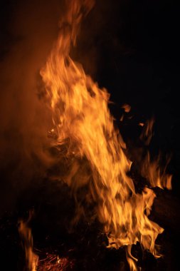 Gece kamp ateşi alevleri. Siyah bir zemin üzerine alevler ateş