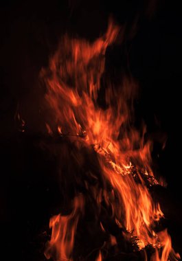 Gece kamp ateşi alevleri. Siyah bir zemin üzerine alevler ateş