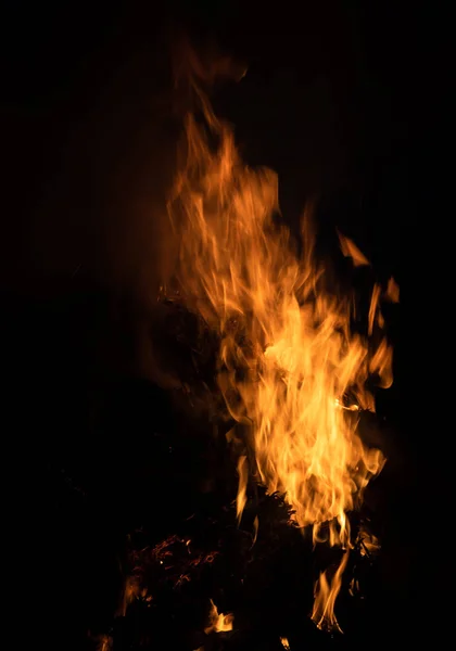 Vlammen Van Een Kampvuur Nacht Brand Vlammen Een Zwarte Achtergrond — Stockfoto