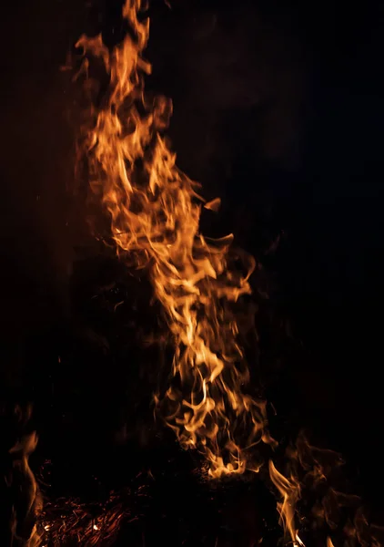 Vlammen Van Een Kampvuur Nacht Brand Vlammen Een Zwarte Achtergrond — Stockfoto
