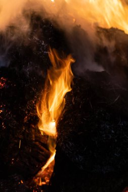 Gece şenlik ateşi alevleri. Siyah bir zemin üzerine alevler ateş