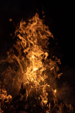 Gece şenlik ateşi alevleri. Siyah bir zemin üzerine alevler ateş