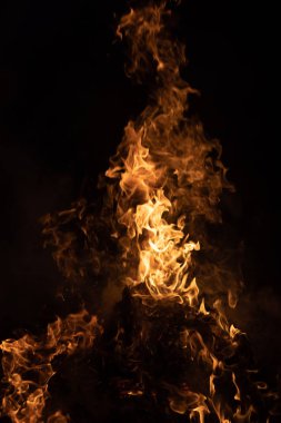 Gece şenlik ateşi alevleri. Siyah bir zemin üzerine alevler ateş