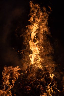 Gece şenlik ateşi alevleri. Siyah bir zemin üzerine alevler ateş