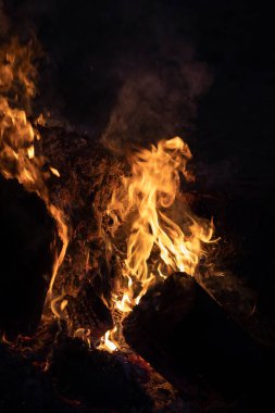 Gece şenlik ateşi alevleri. Siyah bir zemin üzerine alevler ateş