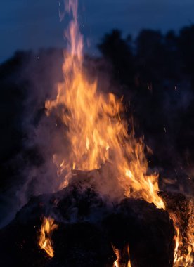 Gece şenlik ateşi alevleri. Siyah bir zemin üzerine alevler ateş