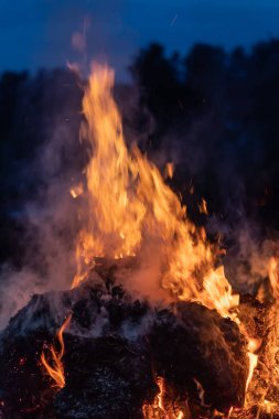 Gece şenlik ateşi alevleri. Siyah bir zemin üzerine alevler ateş