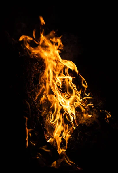 Vlammen Van Een Vreugdevuur Nacht Brand Vlammen Een Zwarte Achtergrond — Stockfoto