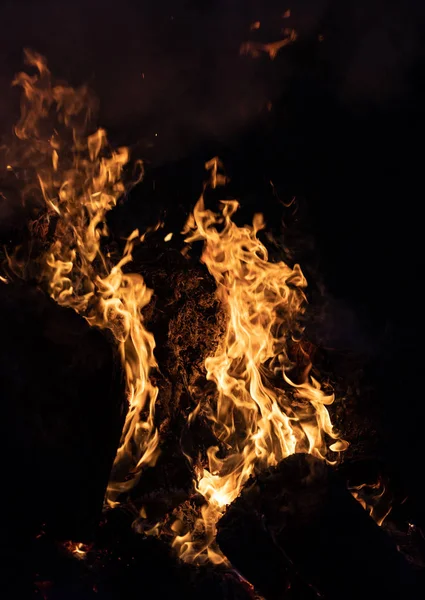 Fiamme Falò Nella Notte Fuoco Fiamme Uno Sfondo Nero — Foto Stock