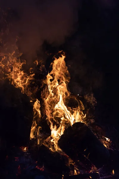 Пламя Костра Ночи Огненное Пламя Черном Фоне — стоковое фото