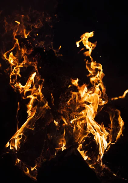 Płomienie Ogniska Nocy Płomienie Ognia Czarnym Tle — Zdjęcie stockowe