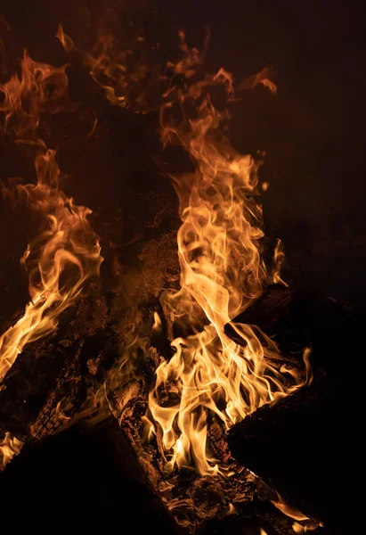 Vlammen Van Een Vreugdevuur Nacht Brand Vlammen Een Zwarte Achtergrond — Stockfoto