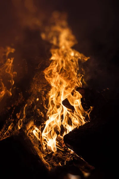 Flammen Eines Feuers Der Nacht Flammen Auf Schwarzem Hintergrund — Stockfoto
