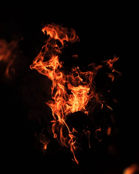 晚上的篝火晚会 黑色背景下的火焰 — 图库照片