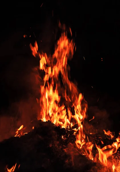 Ognisko Nocy Płomienie Ognia Czarnym Tle — Zdjęcie stockowe