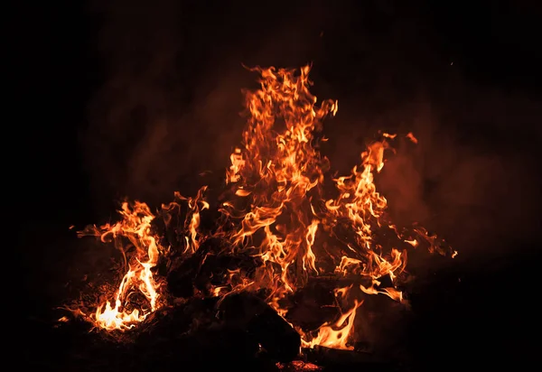 篝火在晚上的火焰 黑色背景下的火焰 — 图库照片