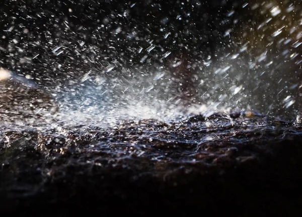 Våt Sten Regnet Regn Vattendroppe Faller Till Stenen Vatten Flödar — Stockfoto