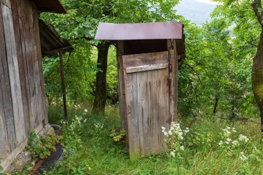 rustik eski ahşap kırsal dış tuvalet