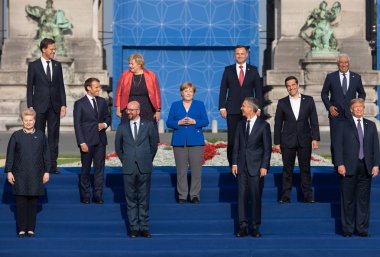 Brussels, Belçika - 11 Temmuz 2018: Jens Stoltenberg, Donald Trump, Emmanuel Macron ve Nato askeri ittifak Zirvesi katılımcıları grup fotoğrafı, Angela Merkel