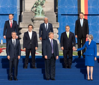 Brussels, Belçika - 11 Temmuz 2018: Jens Stoltenberg, Donald Trump ve Teresa Mayıs Nato askeri ittifak Zirvesi katılımcıları grup fotoğrafı