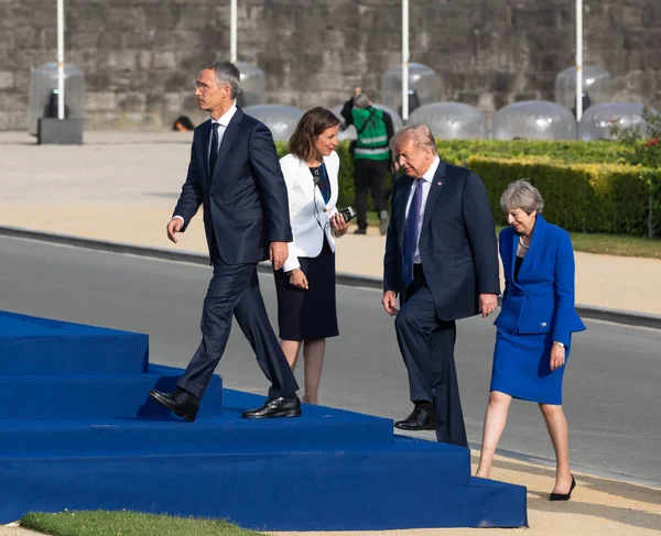 ブリュッセル ベルギー 2018 Nato 事務総長イェンス ストルテンベルグ 私たち社長ドナルド トランプおよびイギリスの総理大臣テレサ Nato のサミット期間中に — ストック写真