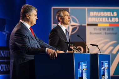 Brussels, Belçika - 12 Temmuz 2018: Ukrayna Cumhurbaşkanı Petro Poroshenko ve Nato Genel Sekreteri Jens Stoltenberg Brüksel'deki Nato askeri İttifak'ın zirvesinde