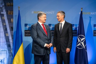 Brussels, Belçika - 12 Temmuz 2018: Ukrayna Cumhurbaşkanı Petro Poroshenko ve Nato Genel Sekreteri Jens Stoltenberg Brüksel'deki Nato askeri İttifak'ın zirvesinde