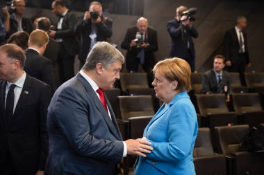 Brussels, Belçika - 12 Temmuz 2018: Ukrayna Cumhurbaşkanı Petro Poroshenko ve Almanya Başbakanı Angela Merkel Brüksel'deki Nato askeri İttifak'ın zirvesinde