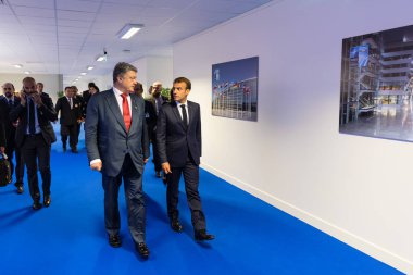 Brussels, Belçika - 12 Temmuz 2018: Ukrayna Cumhurbaşkanı Petro Poroshenko ve Fransa Cumhurbaşkanı Emmanuel uzatma Brüksel'deki Nato askeri İttifak'ın zirvesinde
