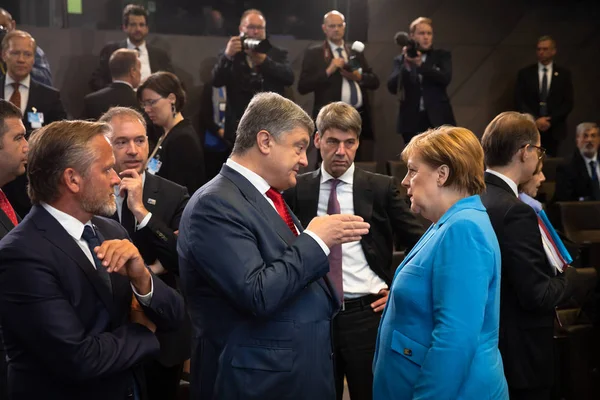 Brussels, Belçika - 12 Temmuz 2018: Ukrayna Cumhurbaşkanı Petro Poroshenko ve Almanya Başbakanı Angela Merkel Brüksel'deki Nato askeri İttifak'ın zirvesinde