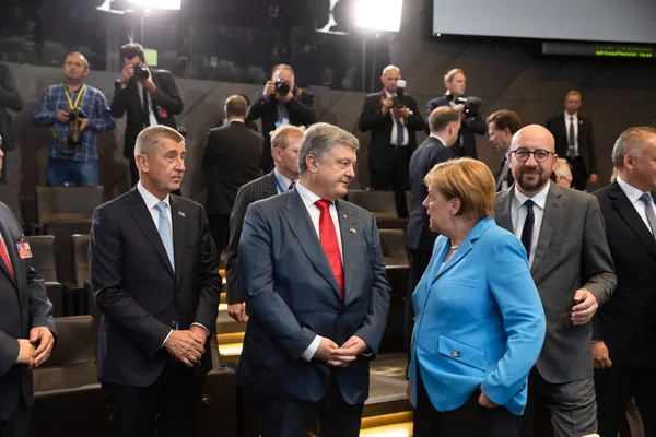 Brussels, Belçika - 12 Temmuz 2018: Ukrayna Cumhurbaşkanı Petro Poroshenko ve Almanya Başbakanı Angela Merkel Brüksel'deki Nato askeri İttifak'ın zirvesinde