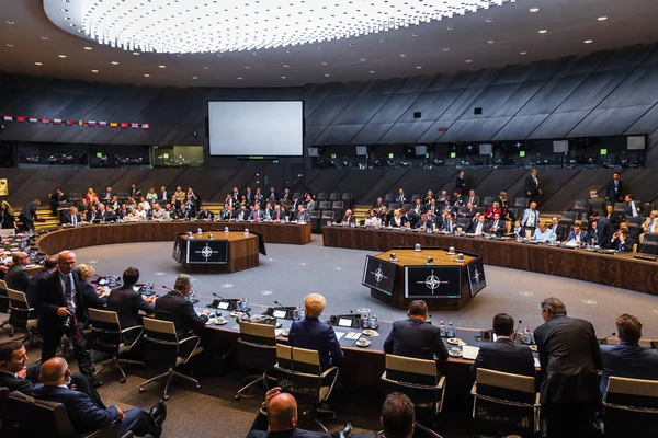 Brussels, Belçika - 12 Temmuz 2018: Nato askeri ittifak Zirvesi. Dünya liderleri Brüksel'deki Kuzey Atlantik Antlaşması Örgütü zirvesinin görüşmede