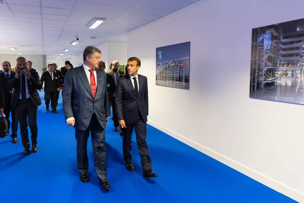 Brussels, Belçika - 12 Temmuz 2018: Ukrayna Cumhurbaşkanı Petro Poroshenko ve Fransa Cumhurbaşkanı Emmanuel uzatma Brüksel'deki Nato askeri İttifak'ın zirvesinde