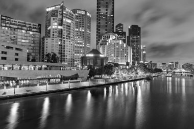 Melbourne, Avustralya - 11 Aralık 2014: siyah beyaz görüntü Melbourne Skyline alacakaranlıkta Yarra Nehri boyunca. Melbourne Victoria eyaletinde başkenti ve en kalabalık şehridir