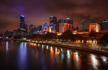 Melbourne, Avustralya - 11 Aralık 2014: Melbourne silüeti alacakaranlıkta Yarra Nehri boyunca. Başkenti ve en kalabalık şehri Victoria eyaletinde ve ikinci en kalabalık şehir Avustralya Melbourne olduğunu