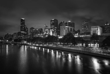 Melbourne, Avustralya - 11 Aralık 2014: siyah beyaz görüntü Melbourne Skyline alacakaranlıkta Yarra Nehri boyunca. 
