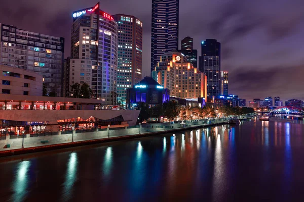 Melbourne, Avustralya - 11 Aralık 2014: Melbourne silüeti alacakaranlıkta Yarra Nehri boyunca. Başkenti ve en kalabalık şehri Victoria eyaletinde ve ikinci en kalabalık şehir Avustralya Melbourne olduğunu