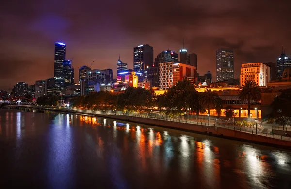 Melbourne, Avustralya - 11 Aralık 2014: Melbourne silüeti alacakaranlıkta Yarra Nehri boyunca. Başkenti ve en kalabalık şehri Victoria eyaletinde ve ikinci en kalabalık şehir Avustralya Melbourne olduğunu
