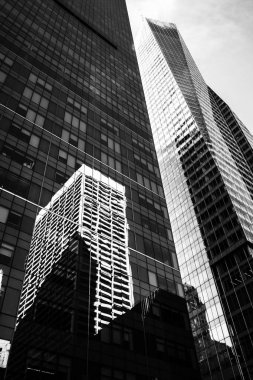 New York, ABD - 01 Haziran 2014: siyah beyaz görüntü Manhattan modern mimarinin. Manhattan New York şehrinin beş boroughs en yoğun nüfuslu olduğunu