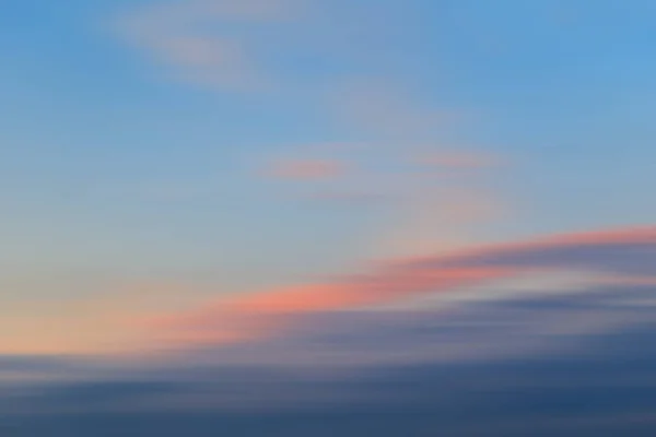 Tiro Desfocado Céu Por Sol Com Nuvens Azuis Vermelhas — Fotografia de Stock