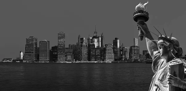 Svartvit Bild New York City Symboler Manhattan Skyline Och Staty — Stockfoto