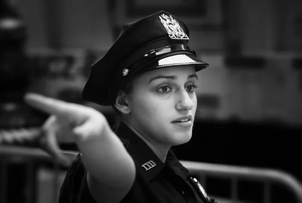 2017年9月21日 警察在曼哈顿街头执行职务的黑白形象 纽约市警察局 纽约警察局 是美国最大的市政警察部队 — 图库照片