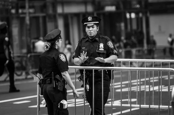 美国纽约 Sep 2017年 警务人员执行职务时在曼哈顿的街道上 纽约市警察局 Nypd 是在美国最大的市政警察部队 — 图库照片