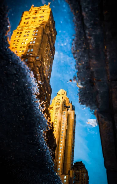 Manhattan Birikintileri Sokaklarda Gökdelenler Yansıması — Stok fotoğraf