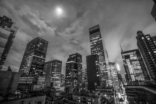 美国纽约 2015年9月29日 夜晚曼哈顿街道的黑白图像 曼哈顿是纽约市五个市镇中人口最多的城市 — 图库照片