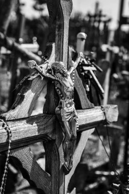 İsa'nın çarmıha germe haçlar Hill tarihi ve dini Halk sanat Siauliai, Litvanya benzersiz bir anıt olan, siyah beyaz görüntü. 