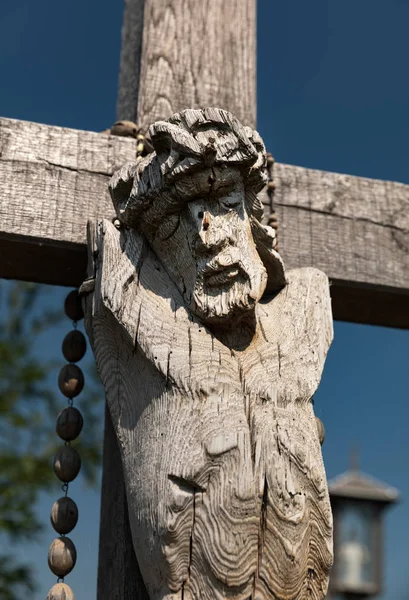 シャウレイ リトアニアの十字架の丘でキリストの古い木製の十字架像 十字架の丘の歴史と宗教的な民俗芸術のユニークな記念碑であります — ストック写真