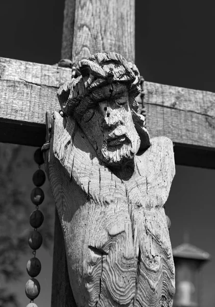 在立陶宛 Siauliai 十字架的山上 一个古老的木耶稣十字架的黑白图像 山十字架是历史和宗教民间艺术的独特的纪念碑 — 图库照片