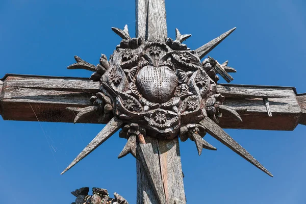 シャウレイ リトアニアの十字架の丘で古い木製の十字架像 十字架の丘の歴史と宗教的な民俗芸術のユニークな記念碑であります — ストック写真
